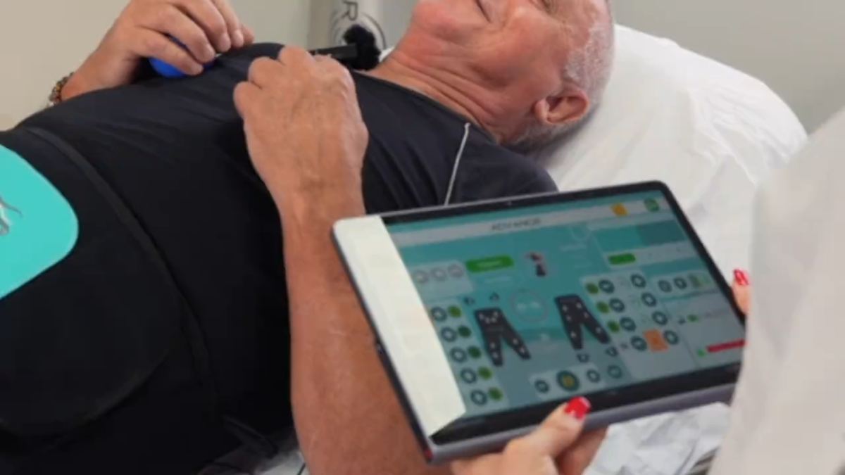 Séance d'I-Shape, électrostimulation allongée, dans un centre MAbeautyplus
